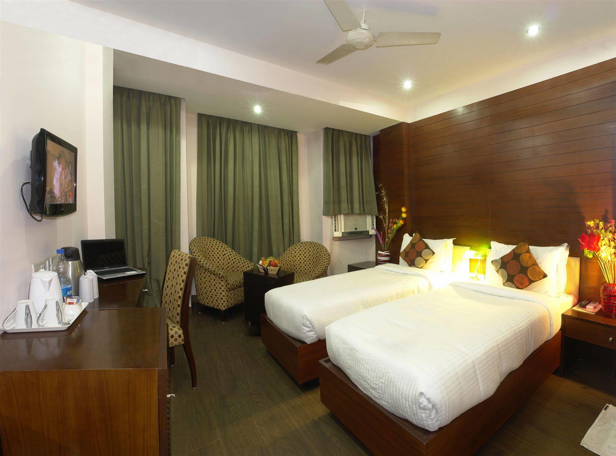 The Crest Inn Delhi  Exterior photo
